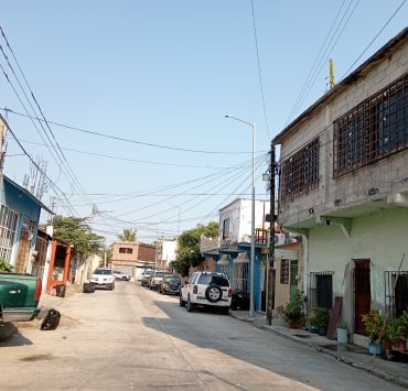 Habitantes de la calle Reforma Agraria en penumbras