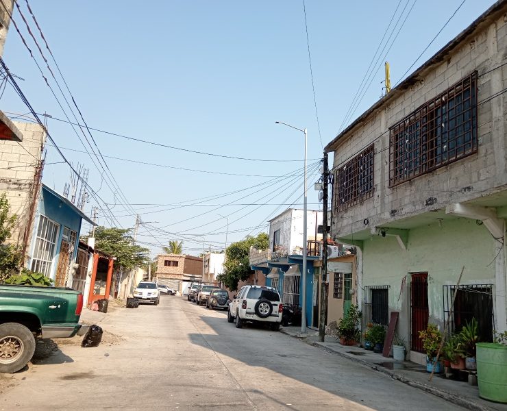 Habitantes de la calle Reforma Agraria en penumbras
