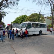 Transportistas urbanos bloquean la calle 22 de la zona centro