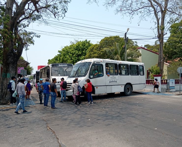 Transportistas urbanos bloquean la calle 22 de la zona centro