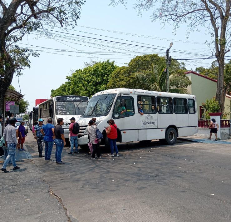 Transportistas urbanos bloquean la calle 22 de la zona centro