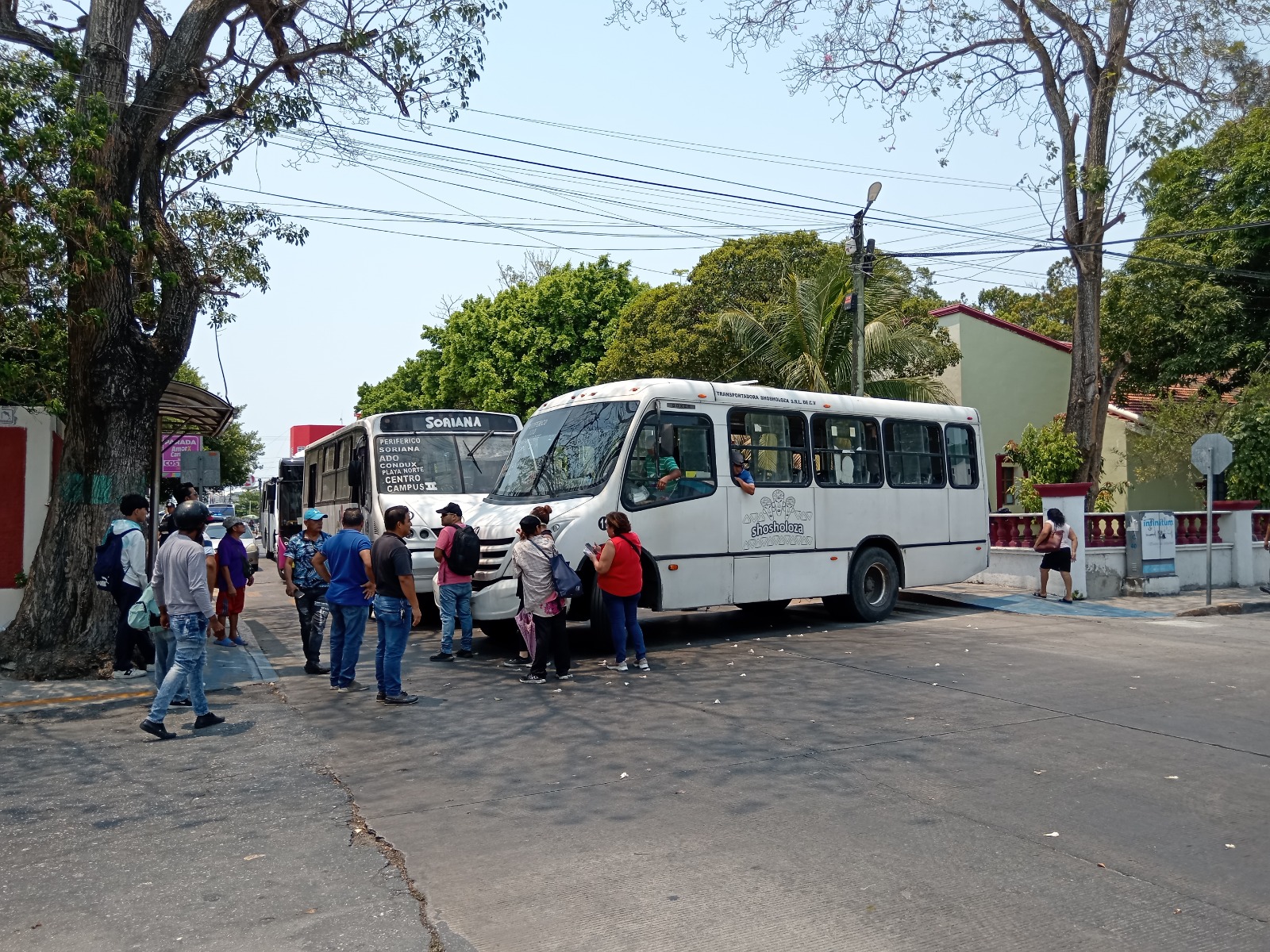 Transportistas urbanos bloquean la calle 22 de la zona centro