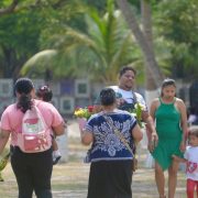 Miles ciudadanos visitaron los panteones
