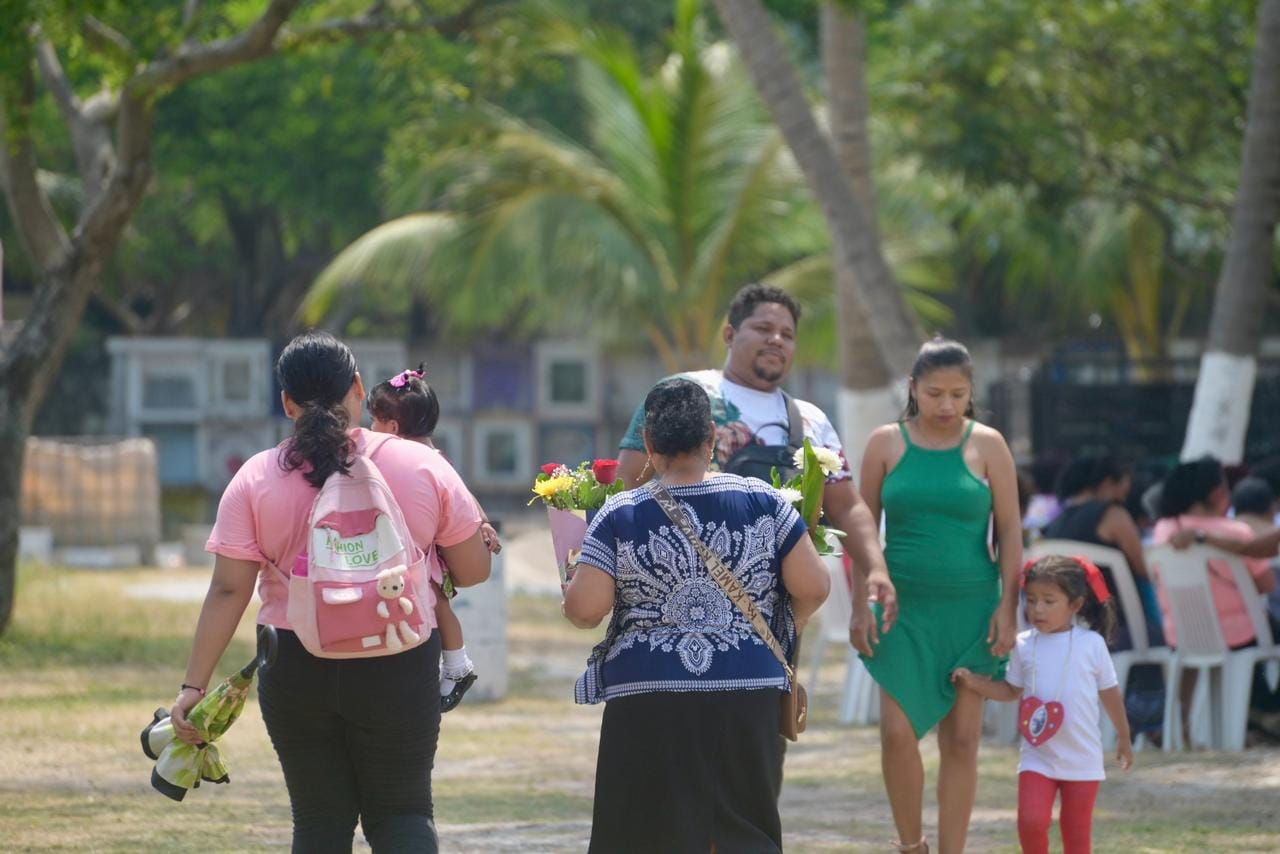 Miles ciudadanos visitaron los panteones