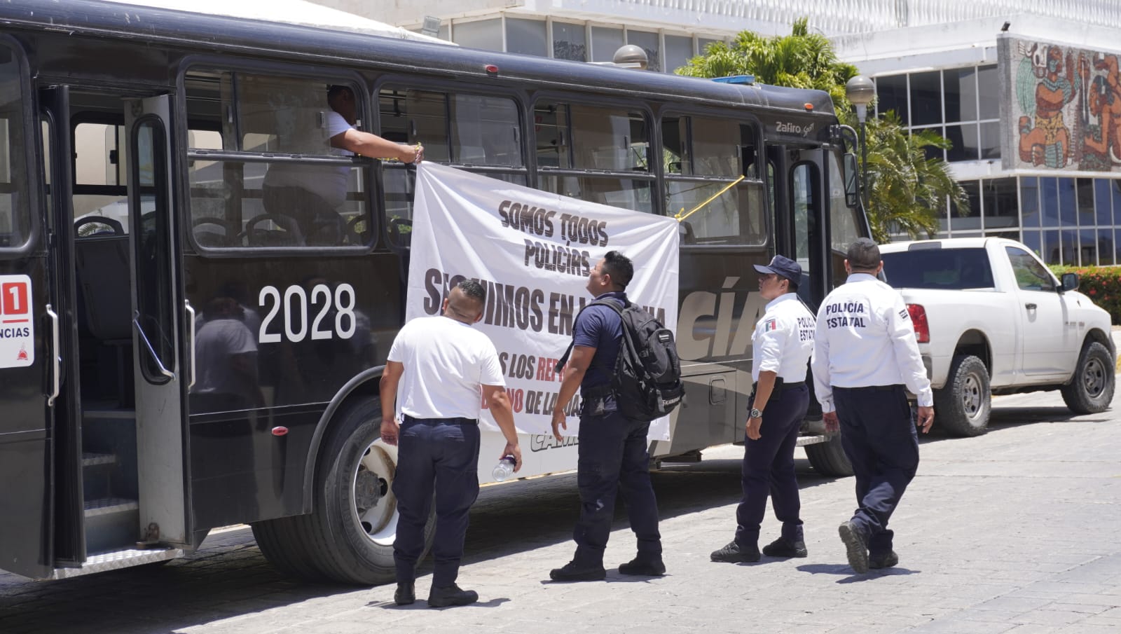 Policías continúan siendo violentados