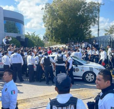 Policías estatales llevan más de un mes de protesta