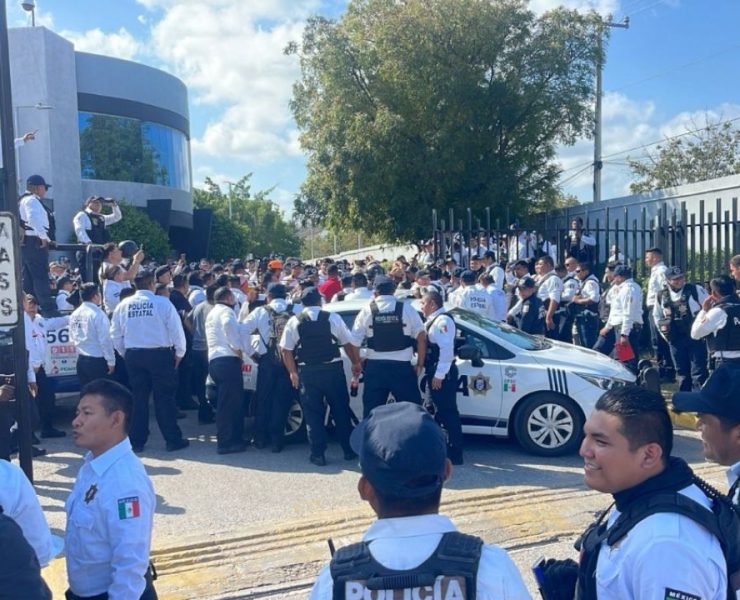 Policías estatales llevan más de un mes de protesta