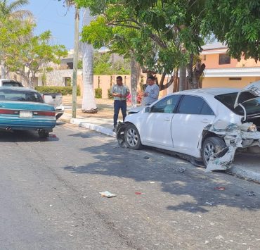 Aparatoso choque en la Avenida