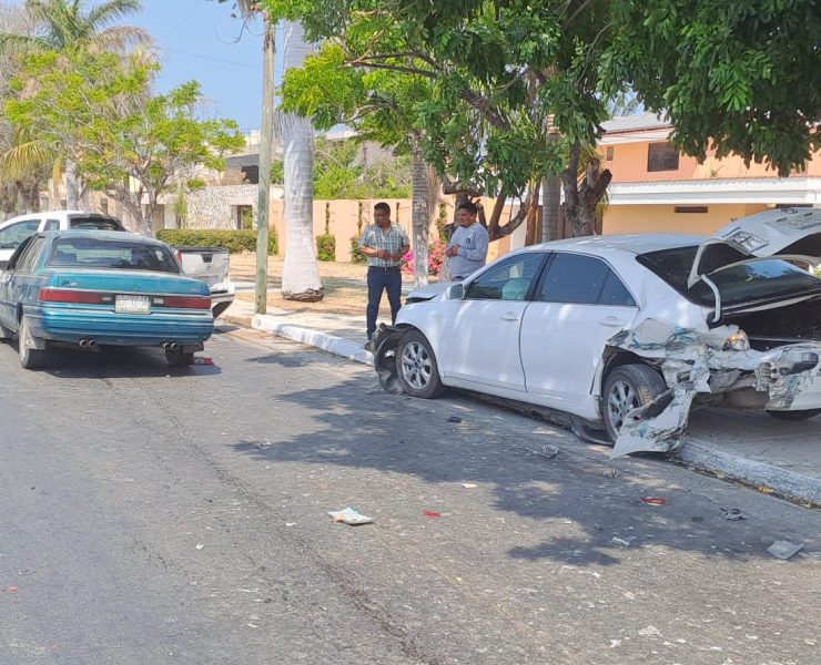Aparatoso choque en la Avenida