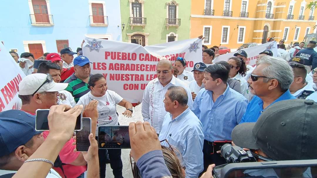 Policías protestan en Palacio
