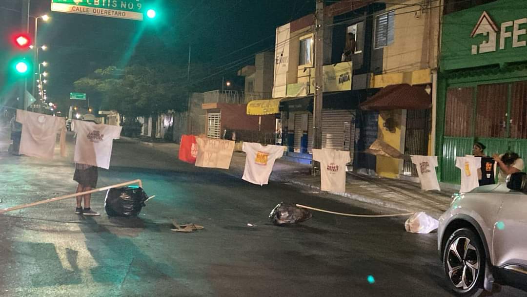 Vecinos cierran la Avenida Central