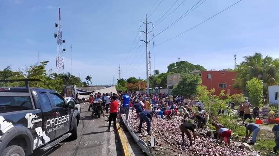 Vuelca tráiler de cervezas en Isla Aguada