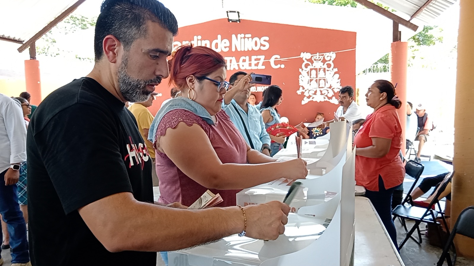 Candidato a la alcaldía de Carmen por MOCI acudió a votar con protección