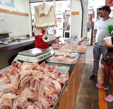 Comerciantes de pollos del mercado AFA venden productos frescos