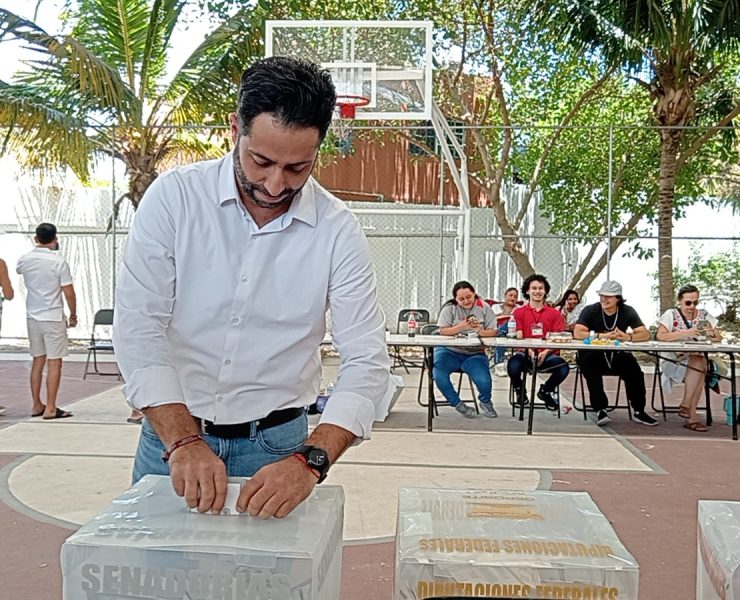 Acude Pablo Gutiérrez Lazarus alcalde del Carmen a emitir su voto