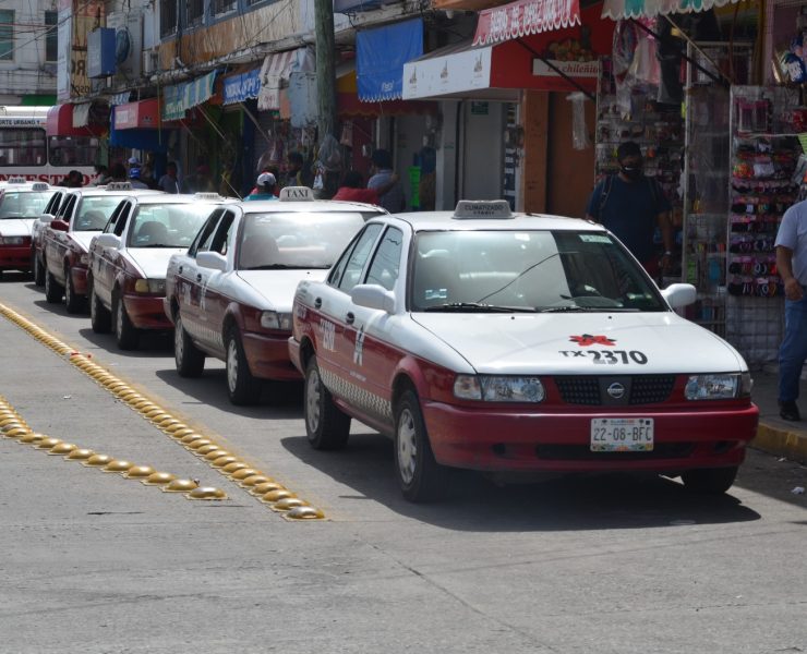 Taxistas piden al IET combata a taxis piratas