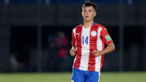 El mediocampista Andrés Cubas, dejó con 10 hombres a Paraguay, tras una patada sobre Joao Gómez.