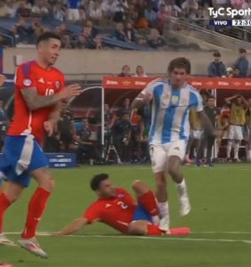 De igual forma, algunos aficionados, consideran que este pisotón de De Paul, era para roja.