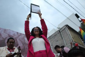Gaby Osorio recibe constancia, la cual la acredita como nueva Alcaldesa de Tlalpan.