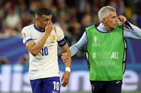 También se prevé que el cuerpo técnico decida cuidar a Mbappé, para que en las fases definitivas, reaparezca.