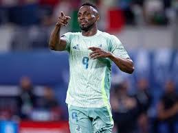 Julián Quiñones cometía falta, la cual se marcaría como penal, el cual cobró muy bien Venezuela, y con eso le bastó para derrotar a la Selección Mexicana.