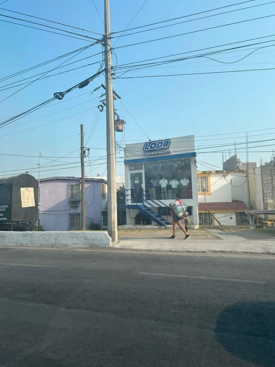 La valentía y sacrificio de esta mujer por asegurar el vital líquido para su familia ha generado una ola de solidaridad y reconocimiento