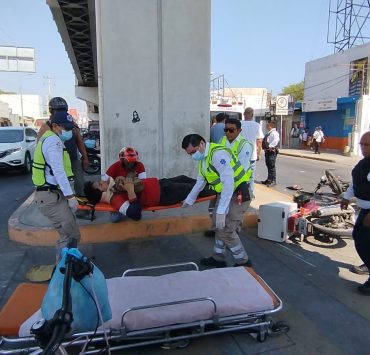 Motociclista se pasa el alto