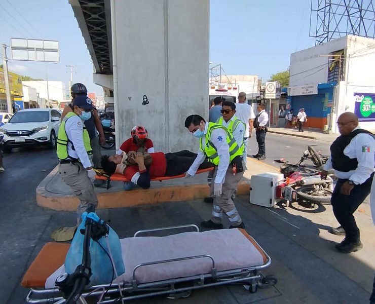 Motociclista se pasa el alto