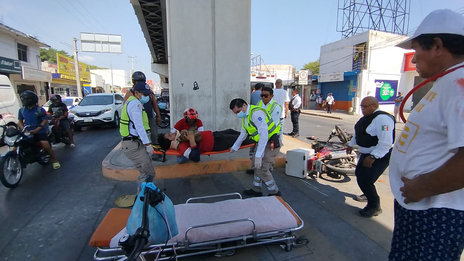 Motociclista se pasa el alto