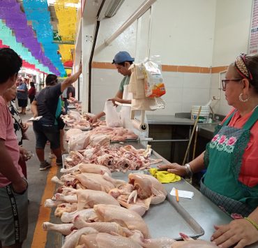 Estable venta de pollos en el mercado AFA
