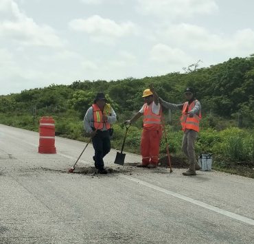 Parchan carretera de Atasta con asfalto de tercera