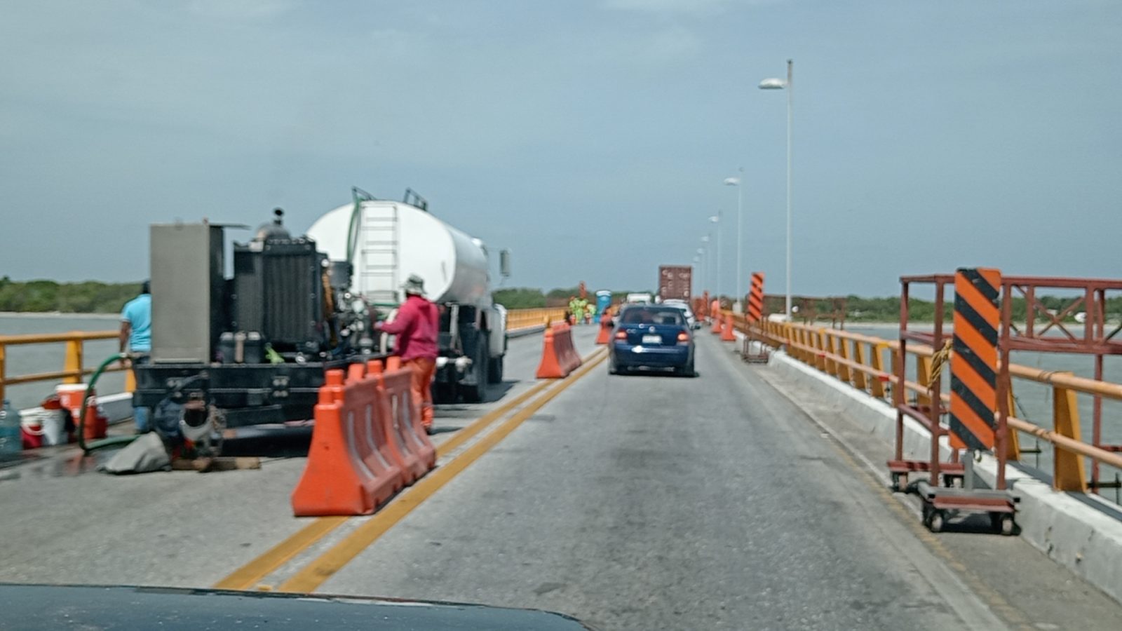 Foráneos desplazan a obreros locales