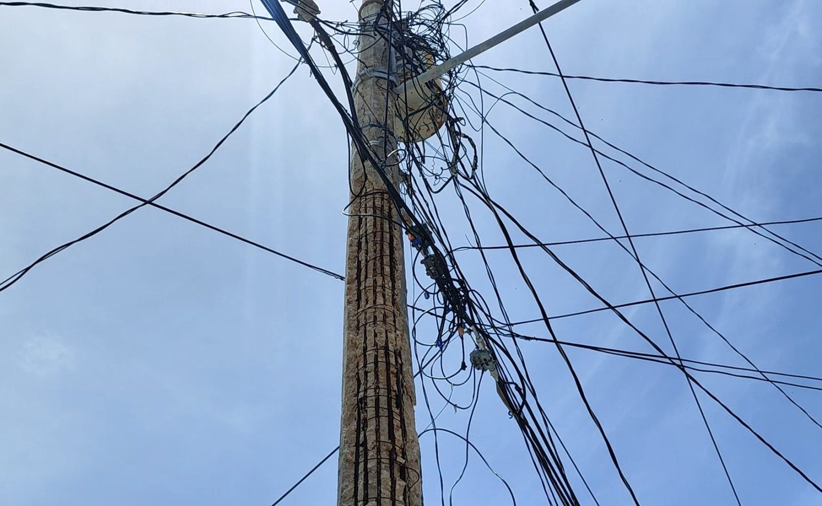 En riesgo familias de la colonia San Nicolás por poste viejo