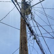 En riesgo familias de la colonia San Nicolás por poste viejo