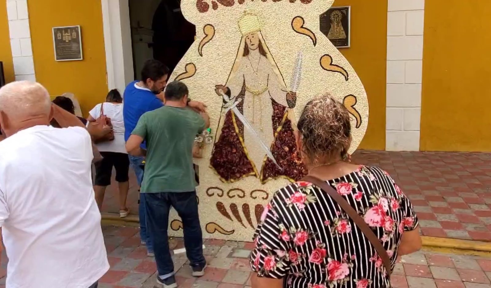 Artesanos poblanos realizan enorme arco con semillas