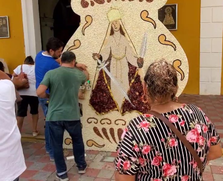 Artesanos poblanos realizan enorme arco con semillas