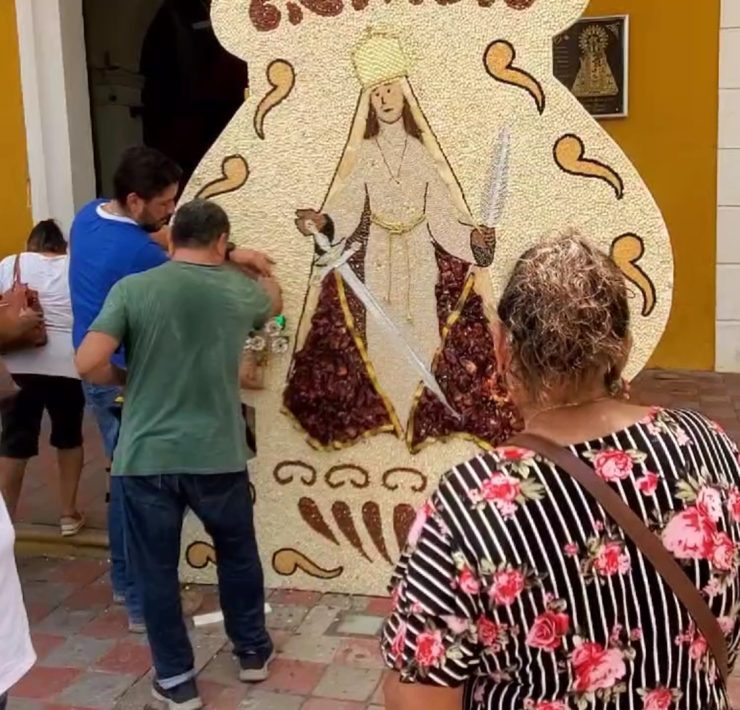 Artesanos poblanos realizan enorme arco con semillas