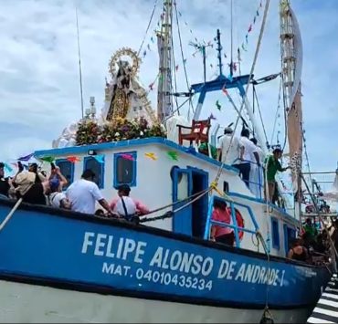 Miles de católicos presencian el paseo de la Virgen del Carmen por mar