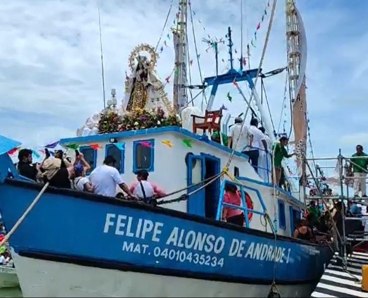 Miles de católicos presencian el paseo de la Virgen del Carmen por mar