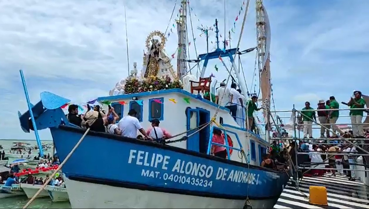 Miles de católicos presencian el paseo de la Virgen del Carmen por mar