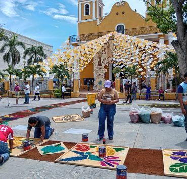 Artesanos de Puebla llevan 15 años elaborando la alfombra de aserrín