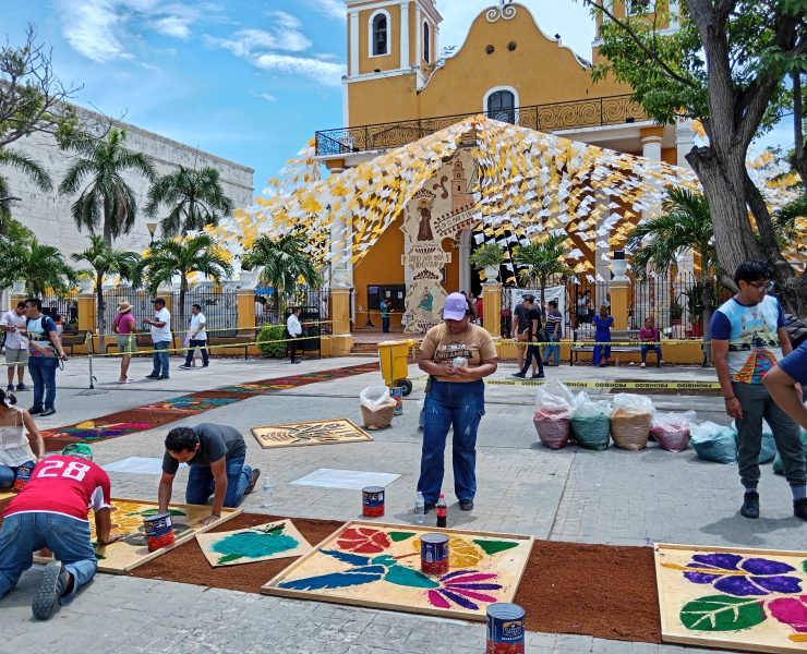 Artesanos de Puebla llevan 15 años elaborando la alfombra de aserrín