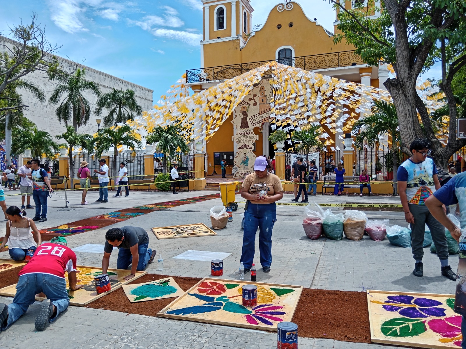 Artesanos de Puebla llevan 15 años elaborando la alfombra de aserrín