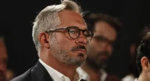 Durante el posicionamiento en la primer gala de eliminación de la Casa De Los Famosos México, Arath de la Torre se puso detrás de Mario Bezares y le dijo que ya no tenía nada más que dar en la competencia.