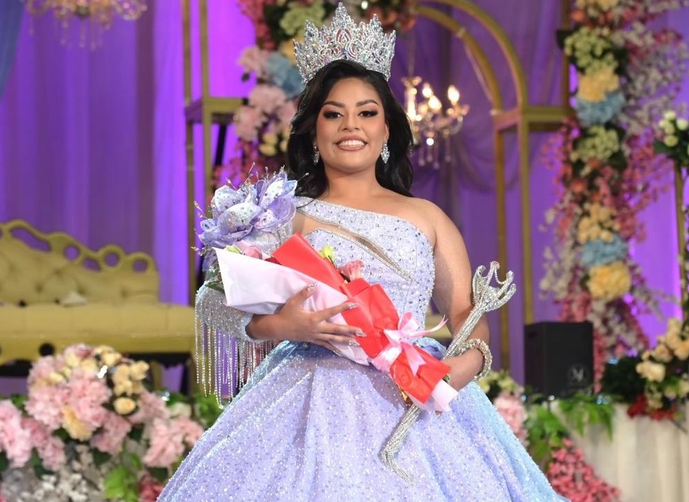 Coronan a Xiomara I Reina de los LXV Juegos Florales de Ciudad del Carmen