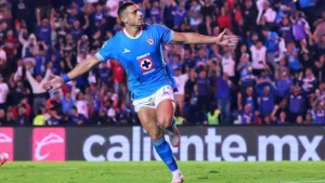 El jugador griego Giorgos Giakoumakis, se estrenó con un doblete ante Xolos de Tijuana.