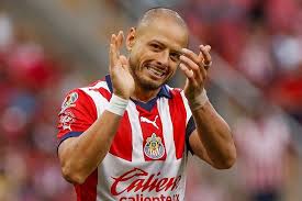 Javier Hernández no tuvo su mejor día con las Chivas, en la jornada 1 del Apertura 2024, donde falló tres claras de gol.