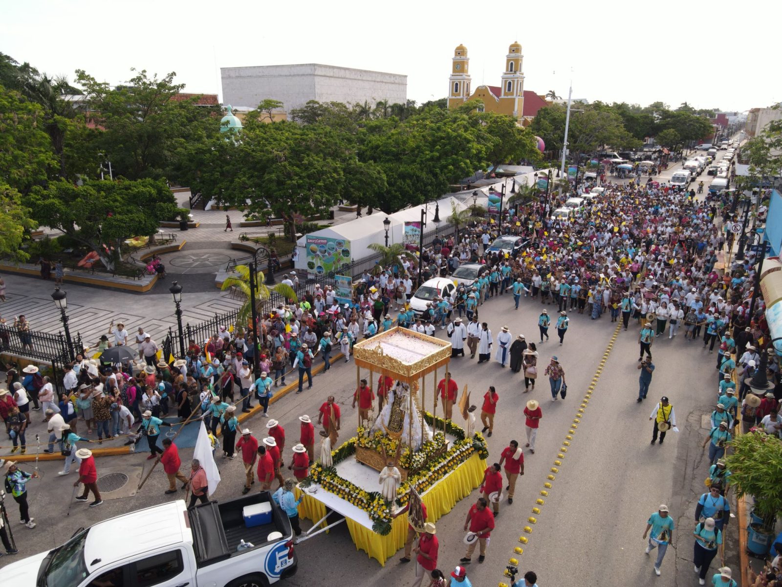 Miles de fieles acompañaron a la Virgen del Carmen en el paseo por tierra