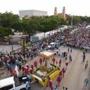 Miles de fieles acompañaron a la Virgen del Carmen en el paseo por tierra