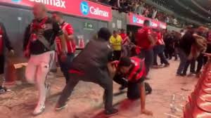 El partido de Xolos contra Chivas, terminó en una brutal pelea, con un herido de bala, el cual falleció.